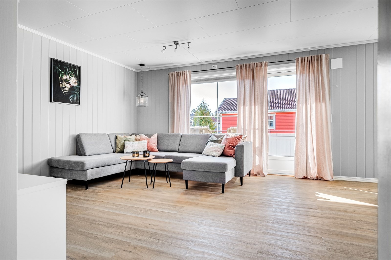 Stuen er det naturlige oppholdsrommet i leiligheten, og er et lyst og fint rom for både avkobling og hygge. Galleribilde