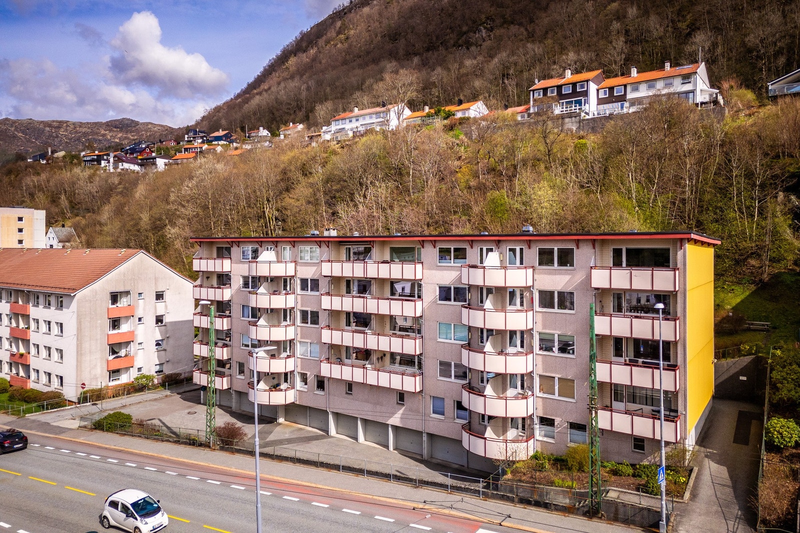 Leiligheten ligger fint til i byggets toppetasje. Galleribilde