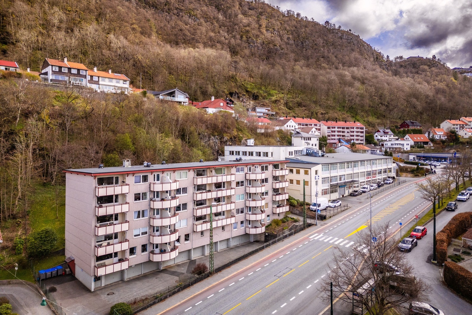Busstopp, treningssenter og turmuligheter få meter fra ytterdøren. Galleribilde
