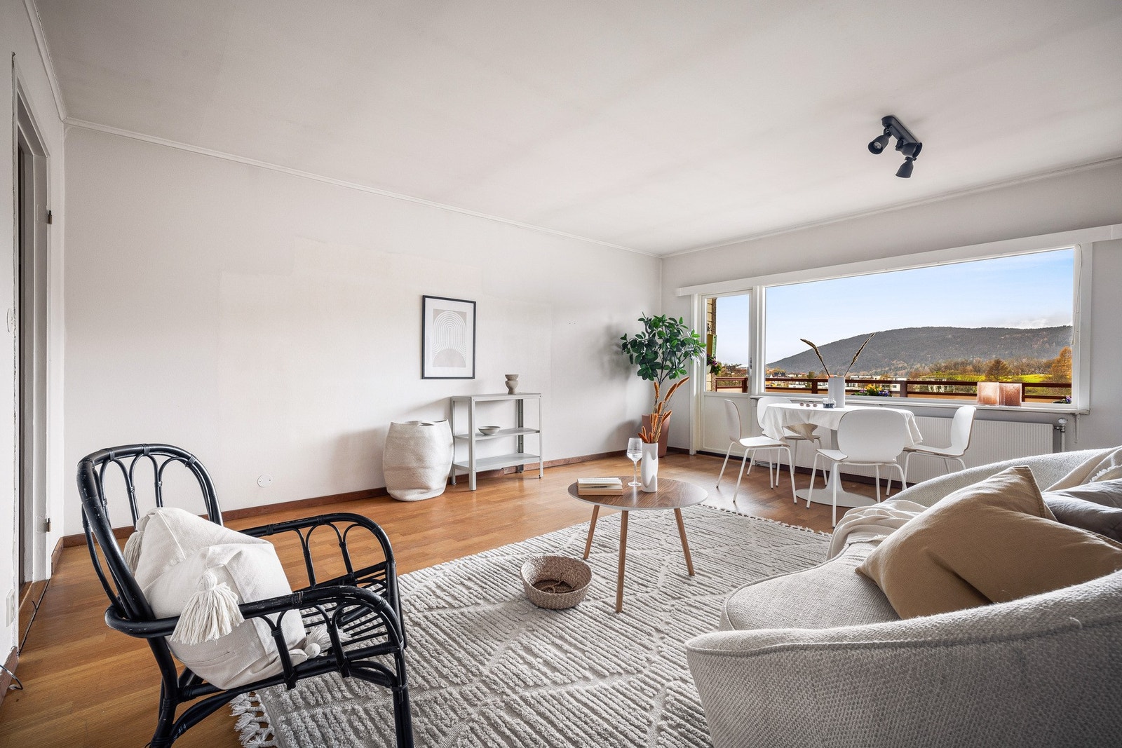 Planløsningen er god og gjør det lett å innrede med både sitte- og spisegruppe. Galleribilde