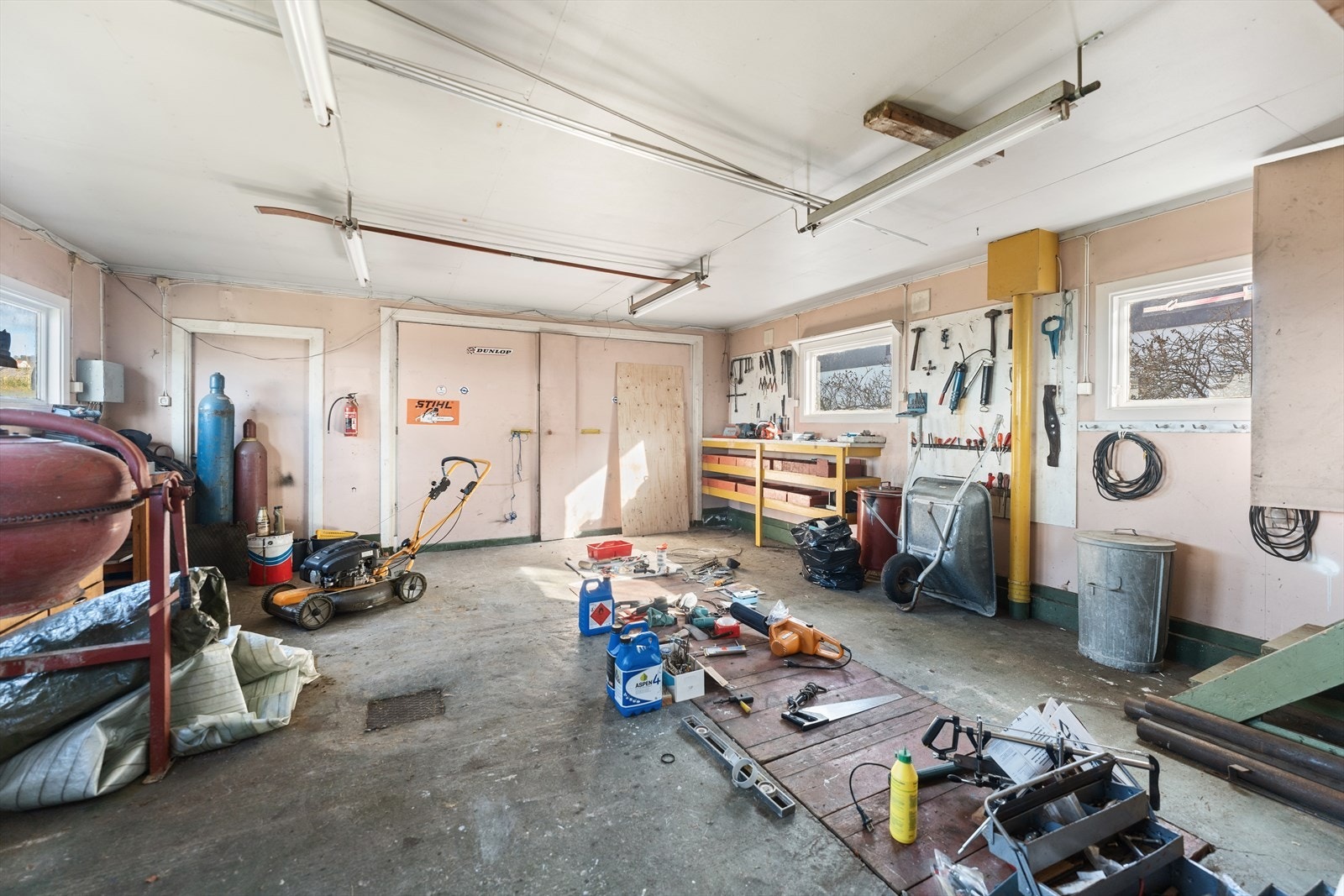 Innvendig i garasje/verksted Galleribilde