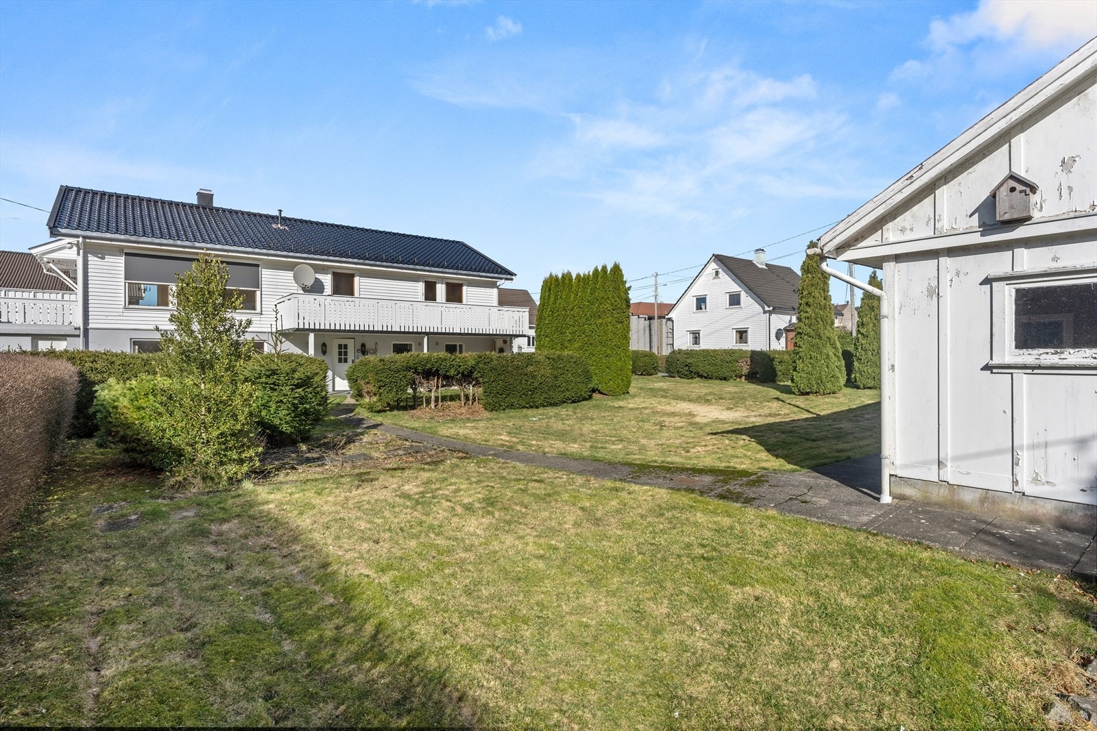 Flat tomt, svært enkel opparbeidelse. Galleribilde