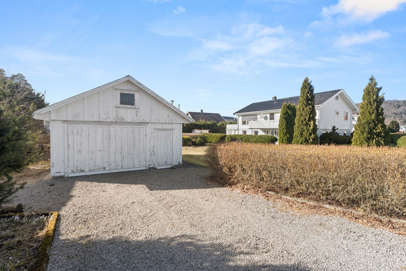 Det står i dag en garasje/versked på tomten med smøregrav som medfølger. Galleribilde