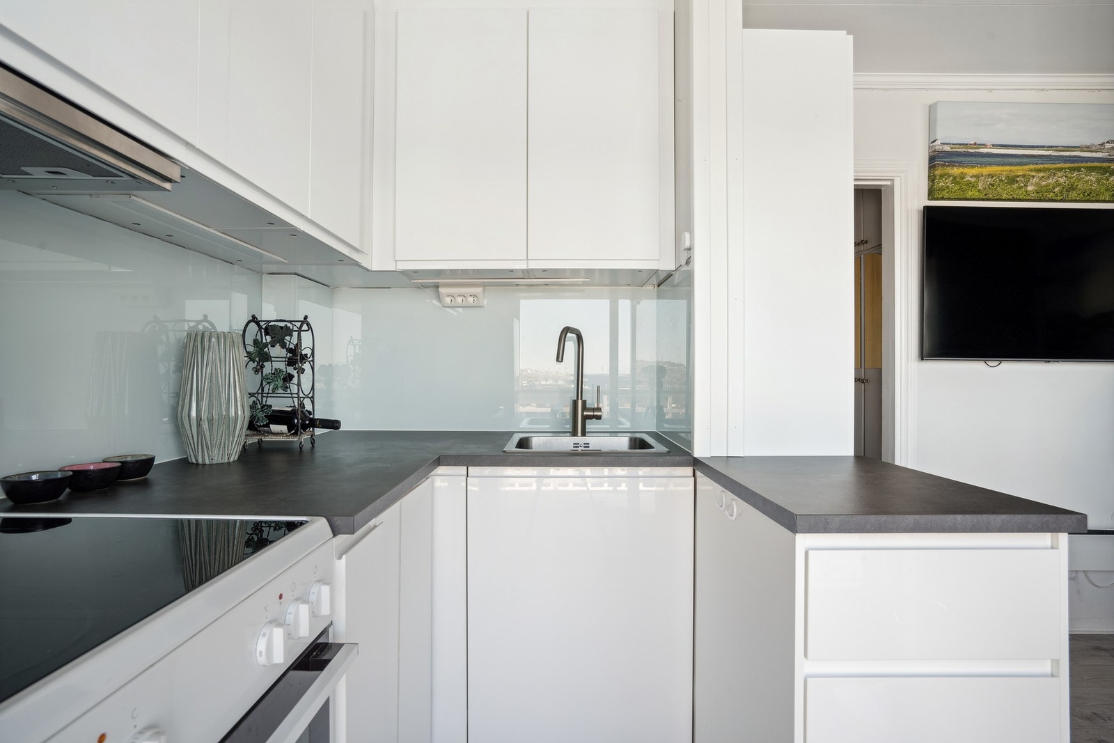 IKEA kjøkken satt inn i nyere tid med integrert oppvaskmaskin. Galleribilde