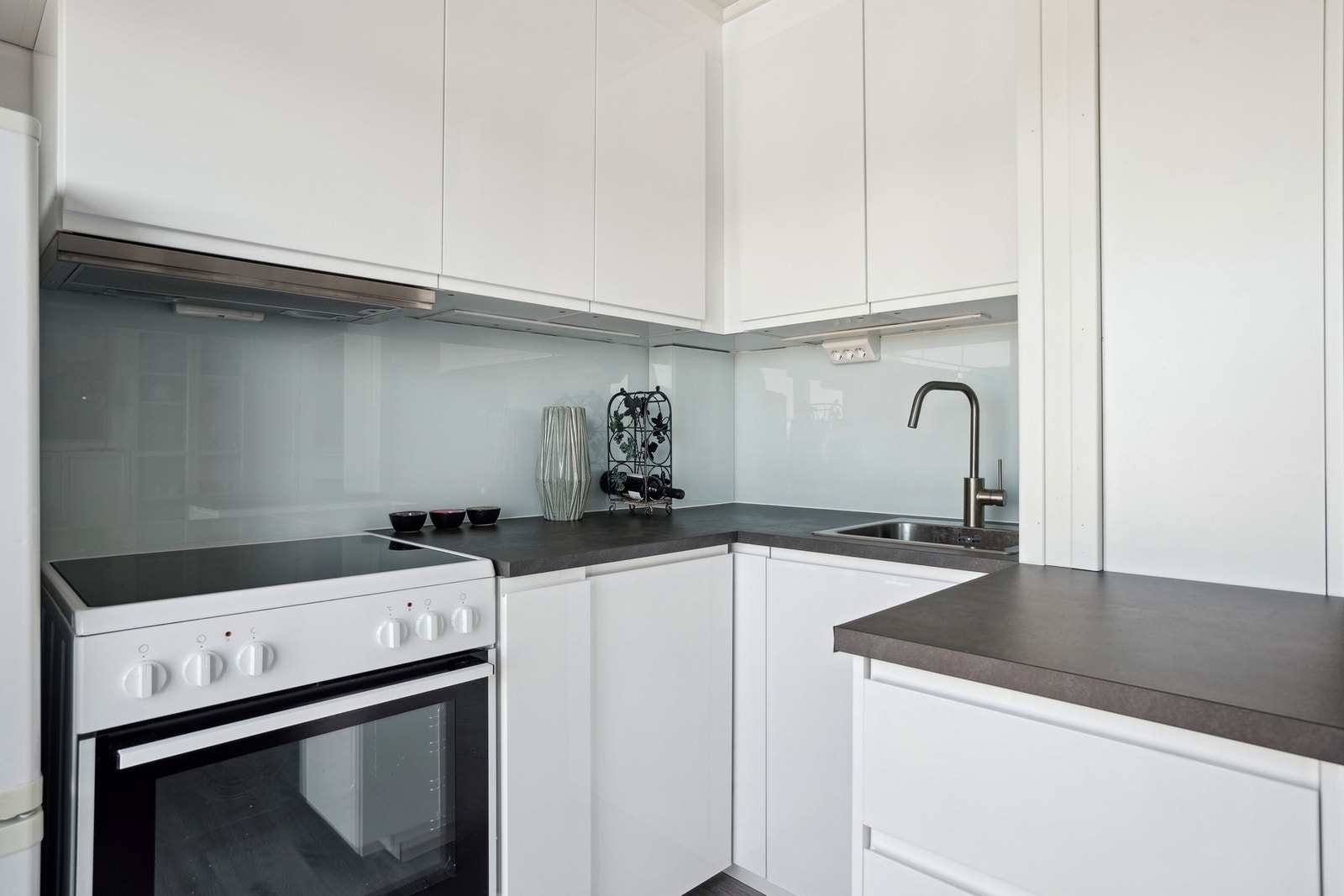 Hvitevarer som komfyr og kjøleskap medfølger handelen. Galleribilde