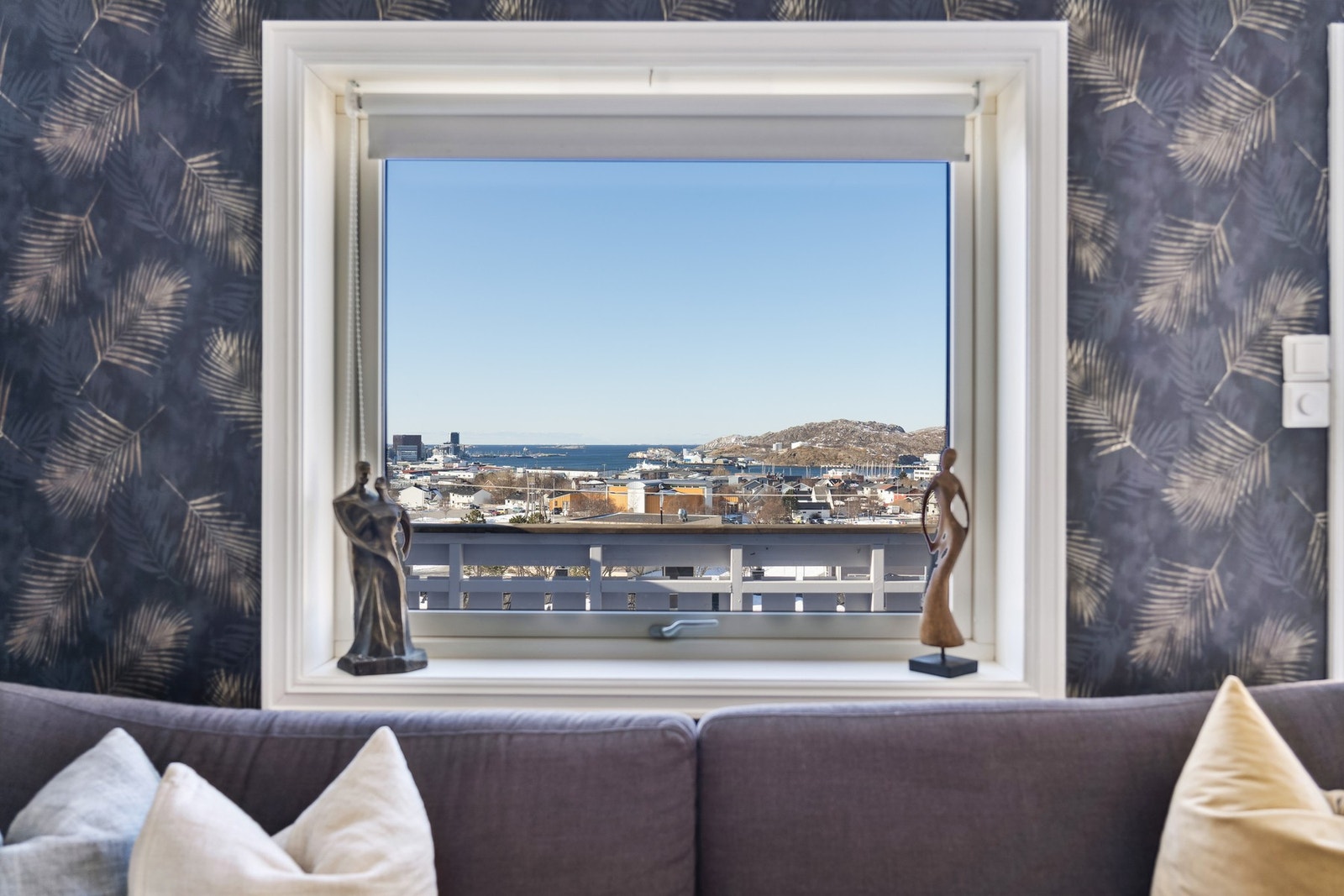 Mye er inkludert i felleskostnadene - strøm, varmtvann, kommunale avgifter, iris, kabel-tv mm. Galleribilde