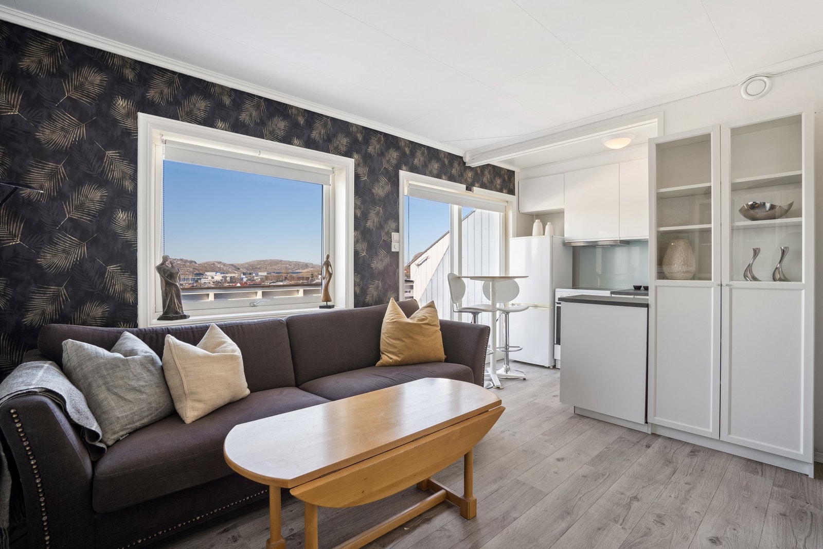 Laminat på gulv og malte overflater. Galleribilde