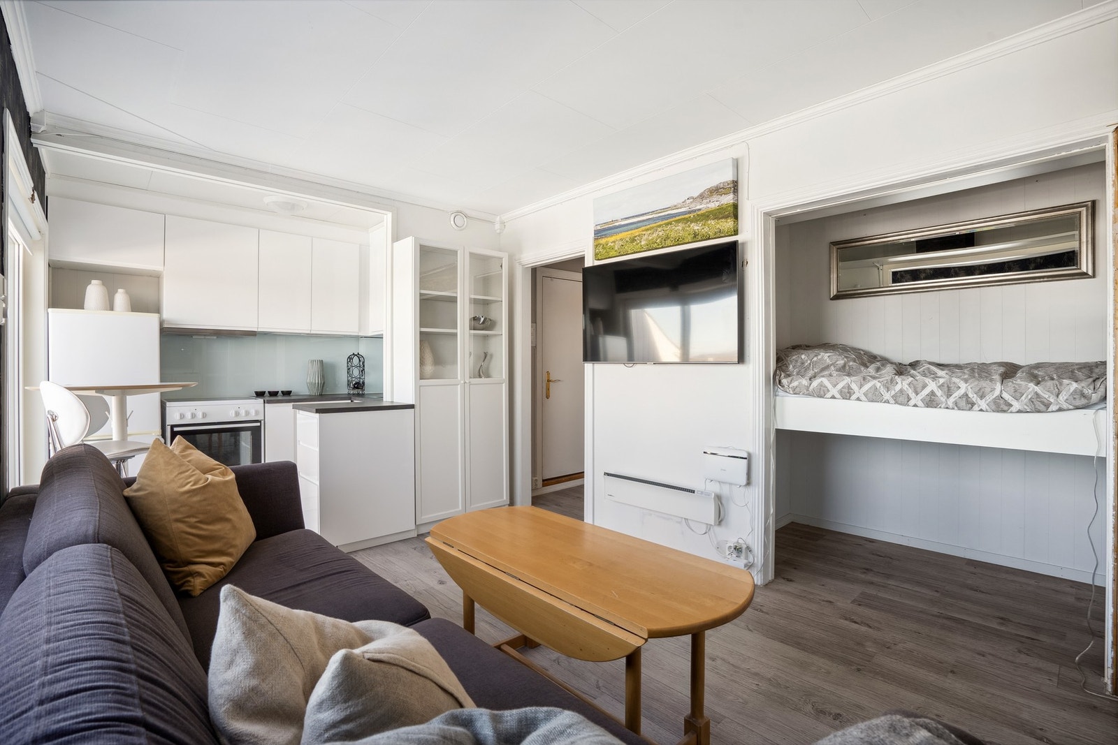 Sengen er løftet i alkoven, slik at oppbevaringsplass er mulig under. Galleribilde