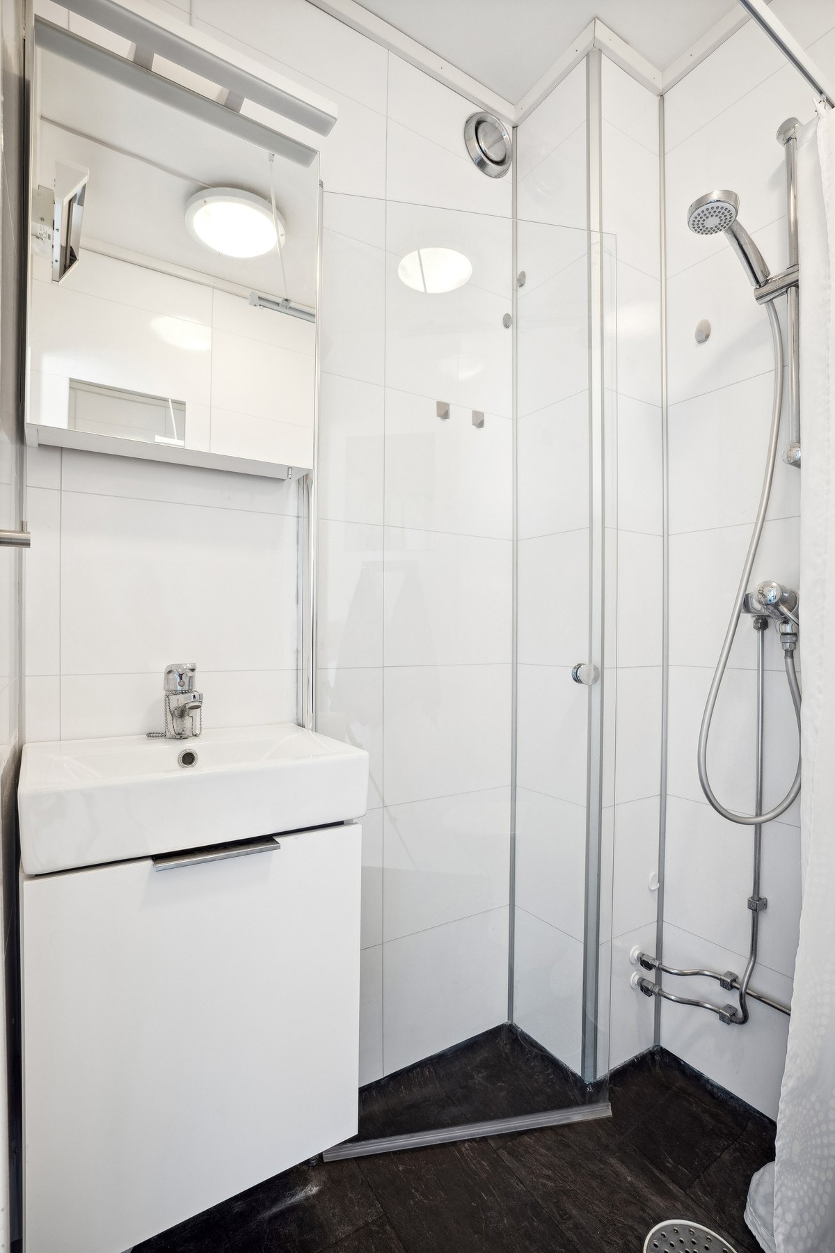 Bad med servant, toalett og dusj. Galleribilde