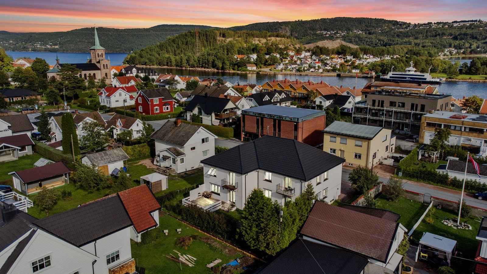 Svært sentral beliggenhet i Svelvik sentrum! Galleribilde
