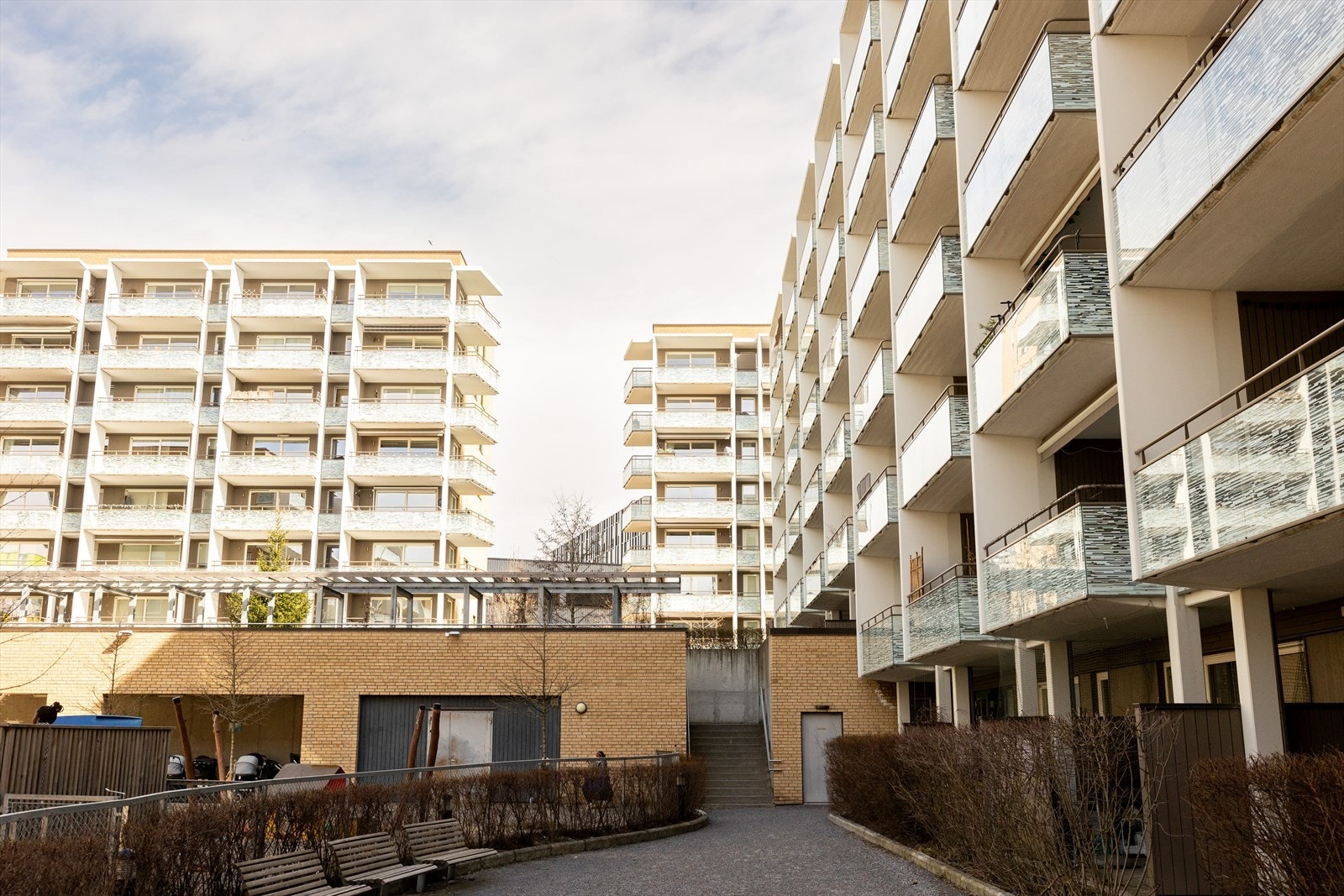 Leiligheten ligger i et attraktivt og sentralt boligområde i Nydalen/Storo i Oslo kommune. Nydalen har de siste årene gjennomgått en totalforvandling og er nå et urbant, levende og meget moderne bydelssenter. Galleribilde