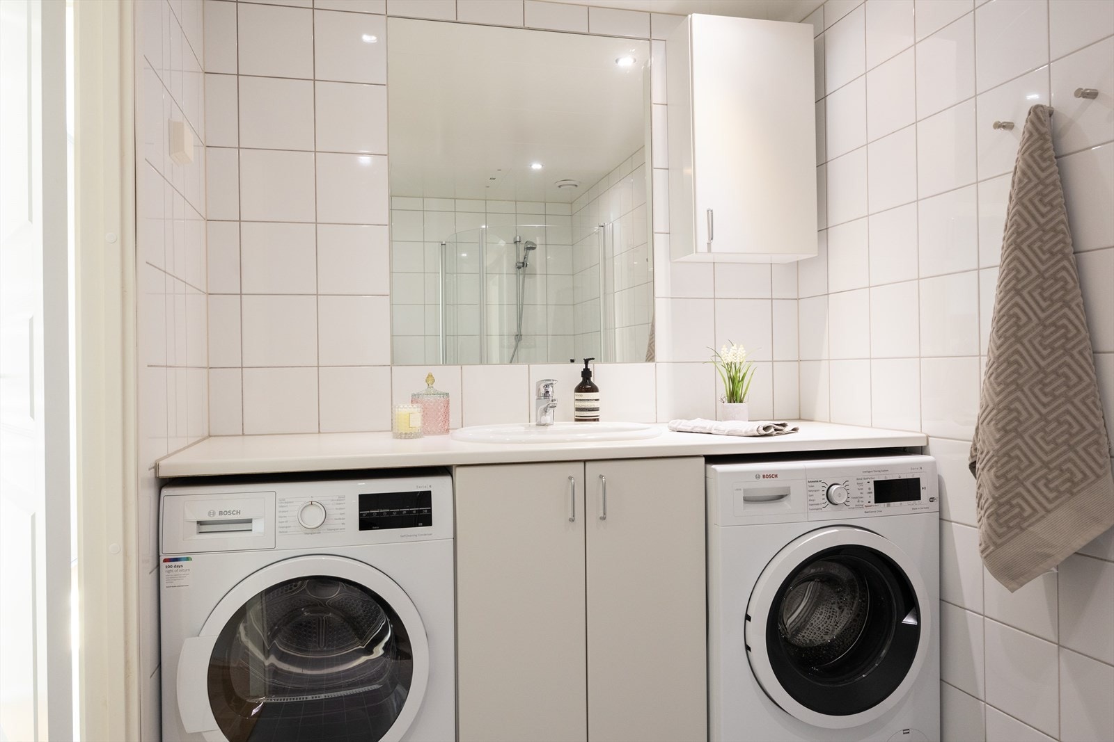 Badet er innredet med vegghengt klosett og servant med innredning. Galleribilde