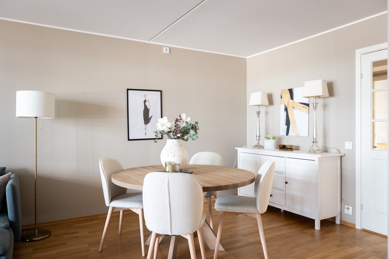 Gulvet er belagt med flott 3-stavs eikeparkett, og overflatene er malt i delikate og moderne fargetoner. Galleribilde