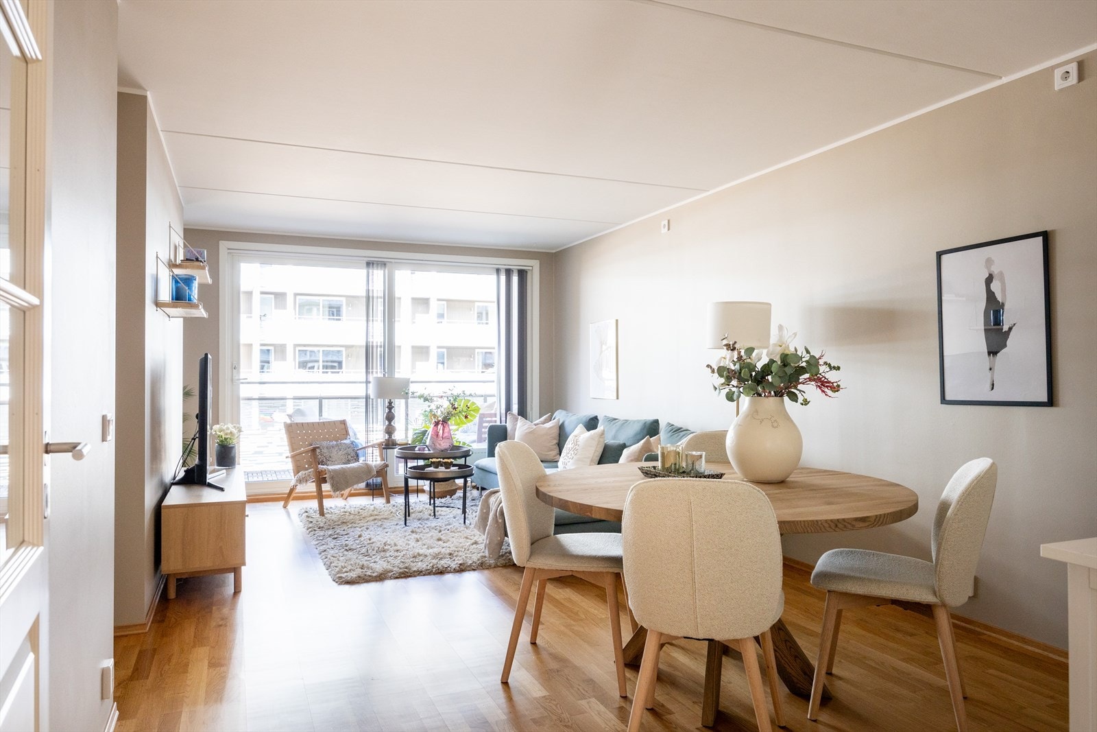 Leiligheten byr på en herlig nordvestvendt balkong ca. 12 m² med god plass til sittegruppe, spisebord og tilhørende møbler. Galleribilde