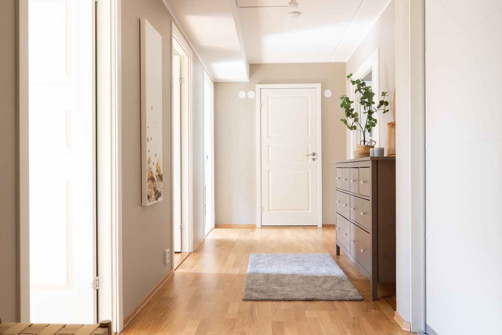 Fra gang/entré er det adkomst til boligens tre soverom og baderom. Galleribilde