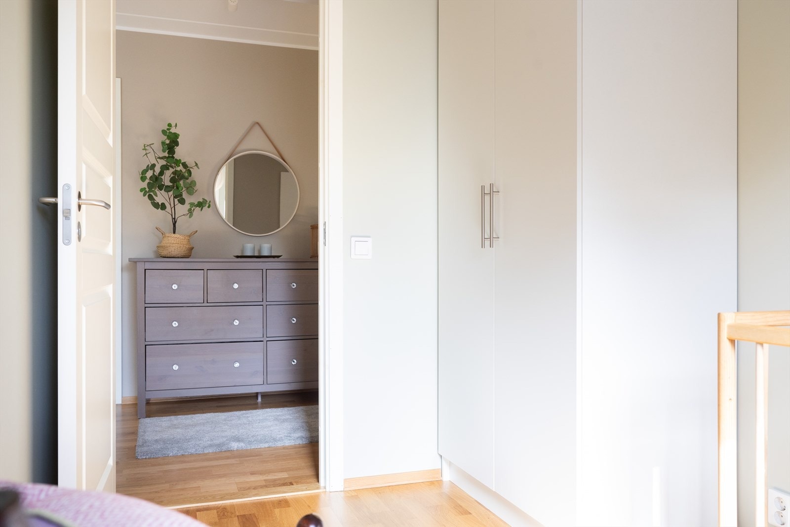 Gode oppbevaringsmuligheter i garderobeskap. Galleribilde