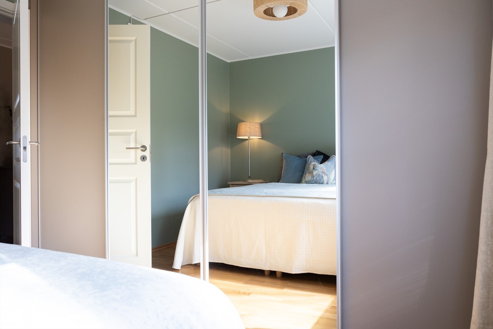 Det er rikelig med oppbevaringsplass i stor plassbygget skyvedørsgarderobe med speilfronter. Galleribilde