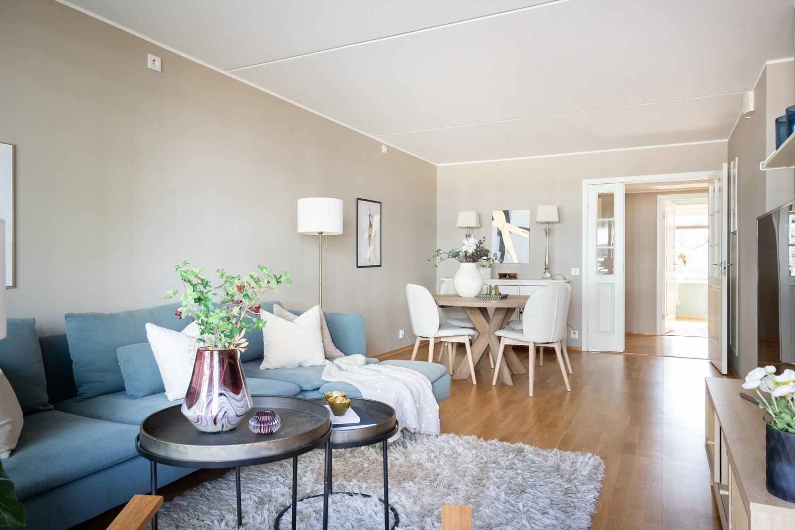 Planløsningen åpner opp for flere møbleringsmuligheter med god plass til sofagruppe, TV-møbler og spisebord med tilhørende stoler. Galleribilde