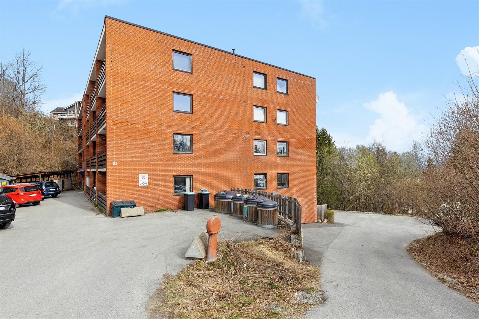 Parkeringskort for 1 bil på sameiets tomt. Galleribilde