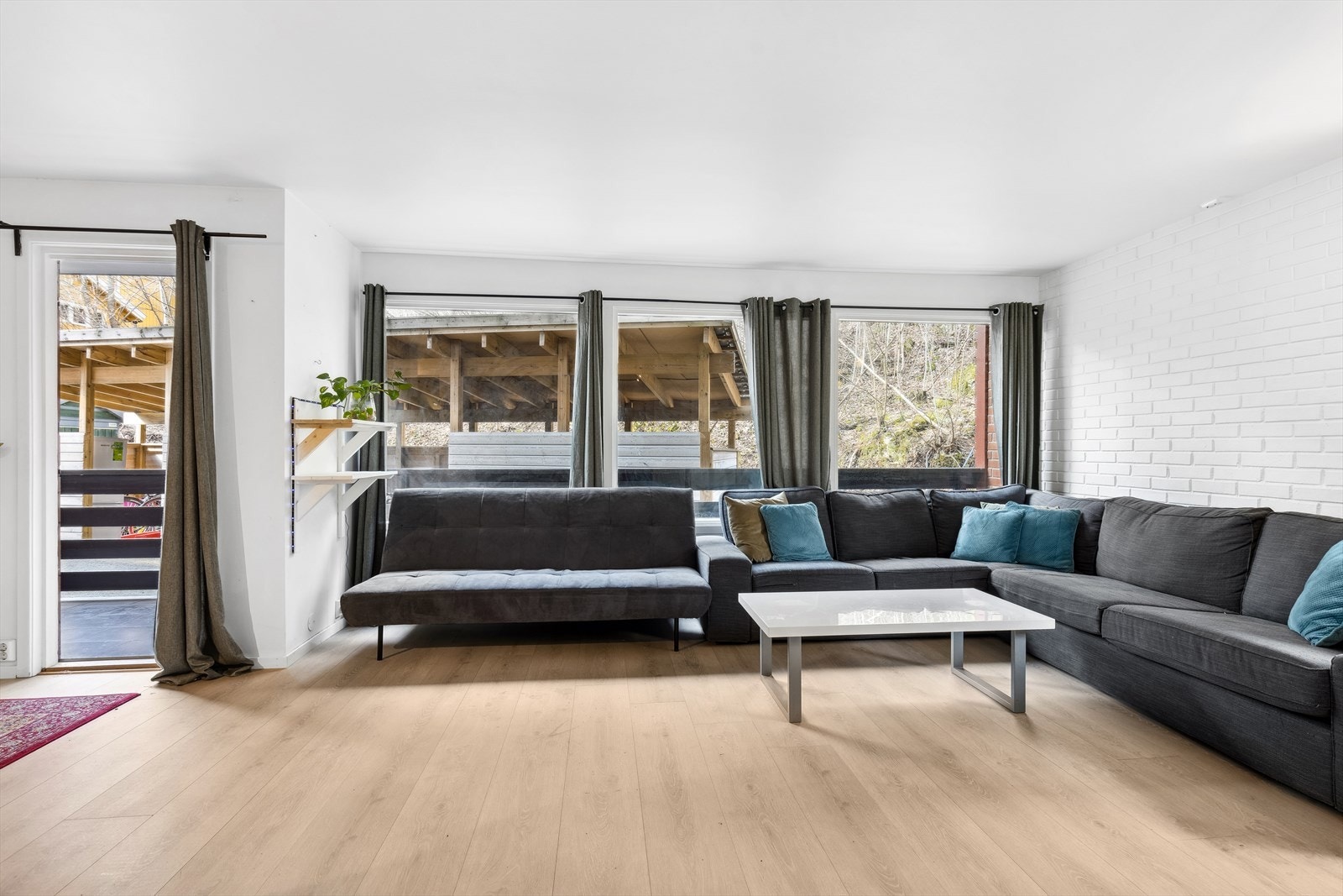Romslig stue med store vindusflater som slipper rikelig inn med naturlig lys. Galleribilde