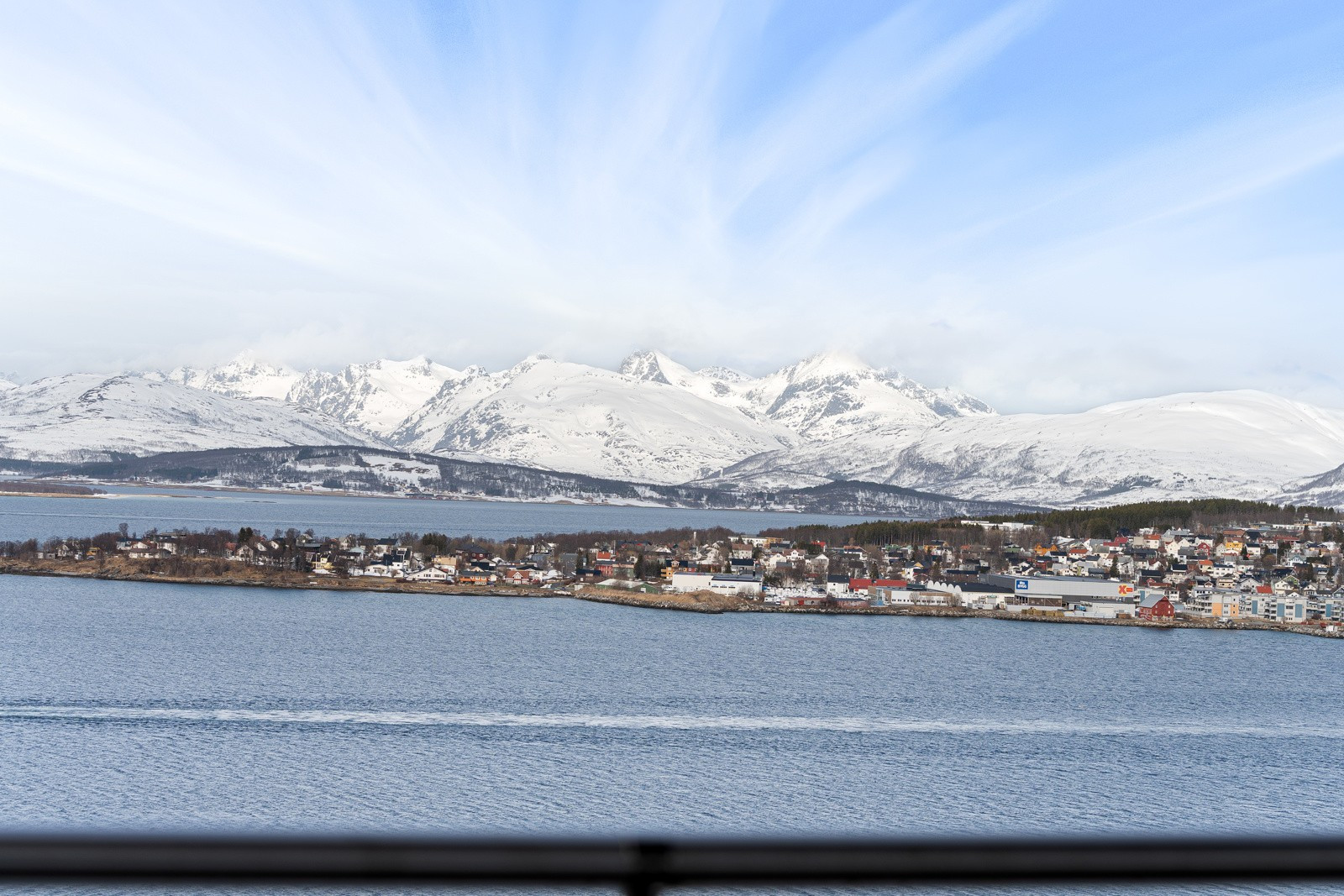 Flott utsikt mot Tromsøya, Tromsøysundet og majestetiske fjelltopper!