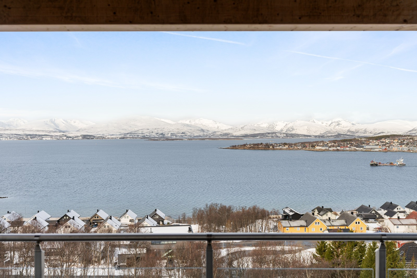 Flott utsikt mot Tromsøysundet, Tromsø sentrum og fjellområder.