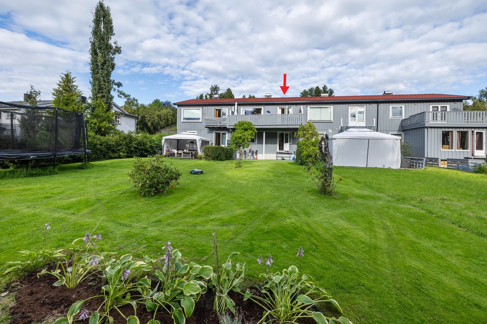 Fasade og hage Galleribilde