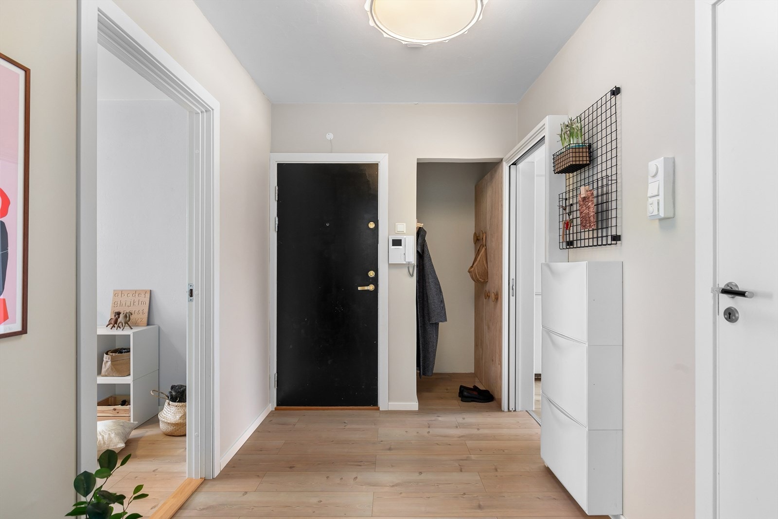 Det er også plass til øvrige oppbevaringsmøbler. Det er montert en skyvedør inn til kjøkkenet, noe som er praktisk og plassbesparende. Galleribilde
