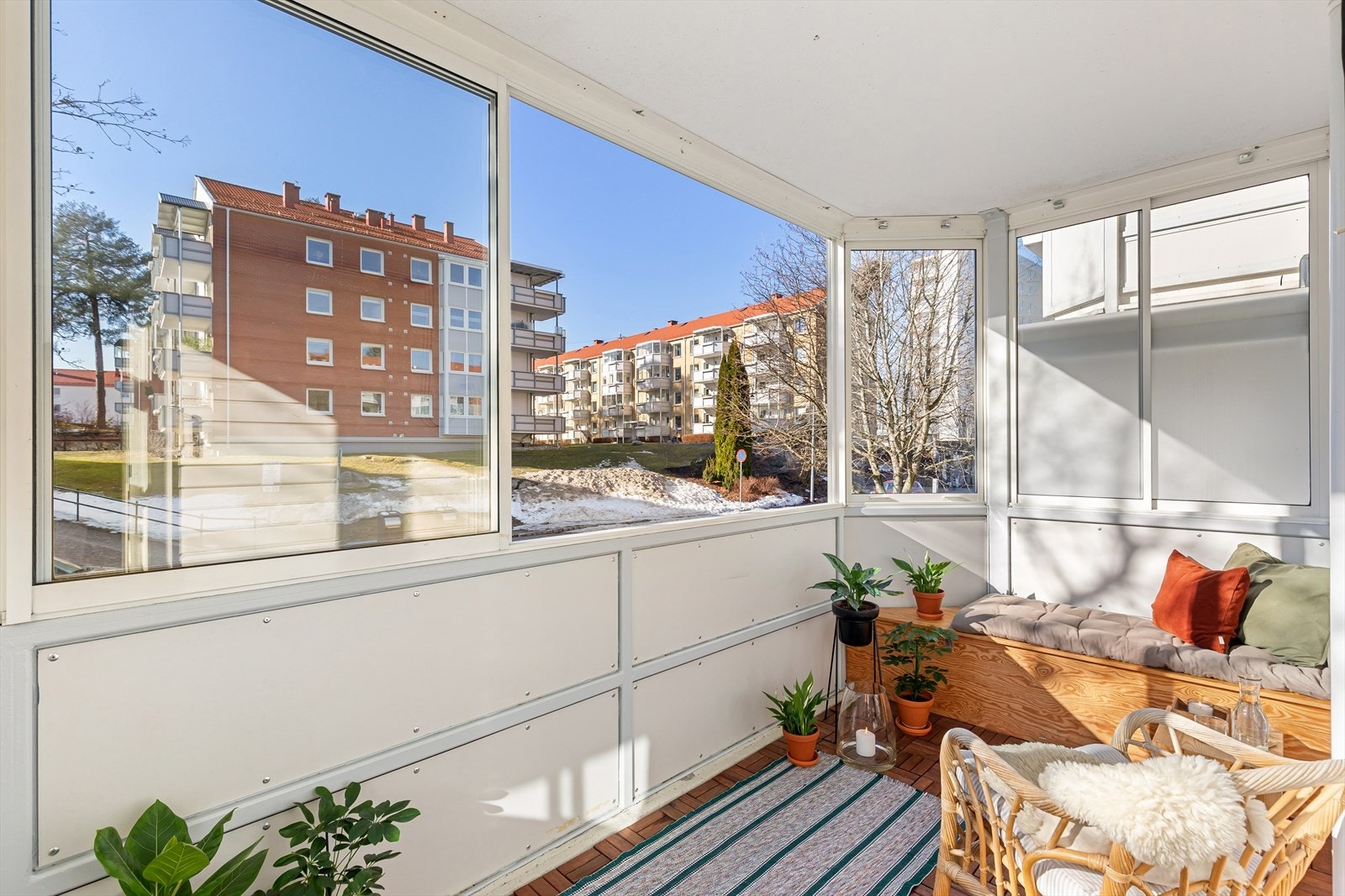 Her har du en romslig og innglasset balkong på ca. 8 kvm. Her er det en plassbygget benk med oppbevaring og plass til en sittegruppe. Galleribilde