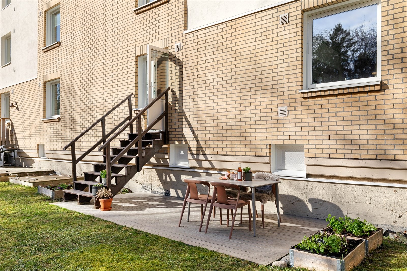 På uteplassen har du god plass til et spisebord med stoler hvor du kan nyte selskap med venner og familie ute. Galleribilde