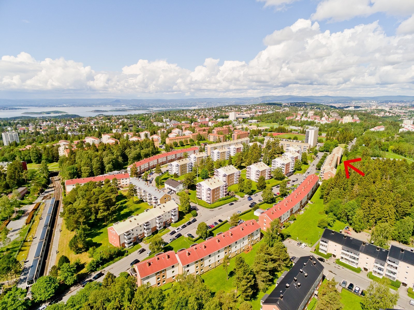 Borettslaget og de idylliske omgivelsene sett fra luften. Galleribilde