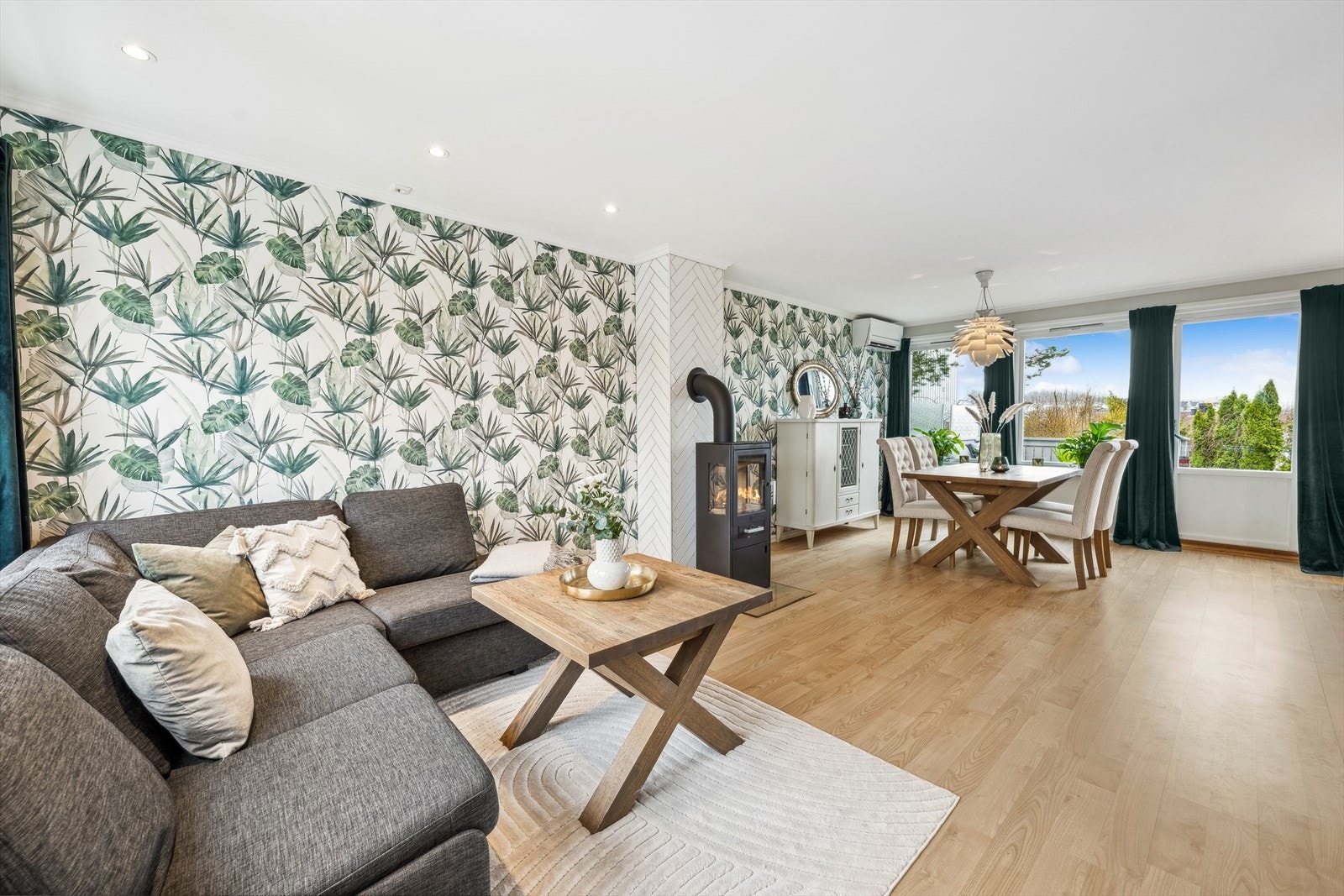 Stuen er gjennomgående med store vindusflater på begge sider som fyller 1.etasje med lys. Galleribilde