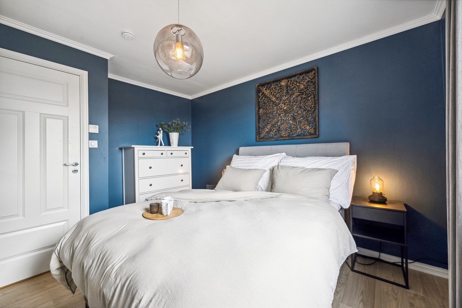 Her har man god plass til dobbeltseng med nattbord på begge sider (Soverom 1) Galleribilde