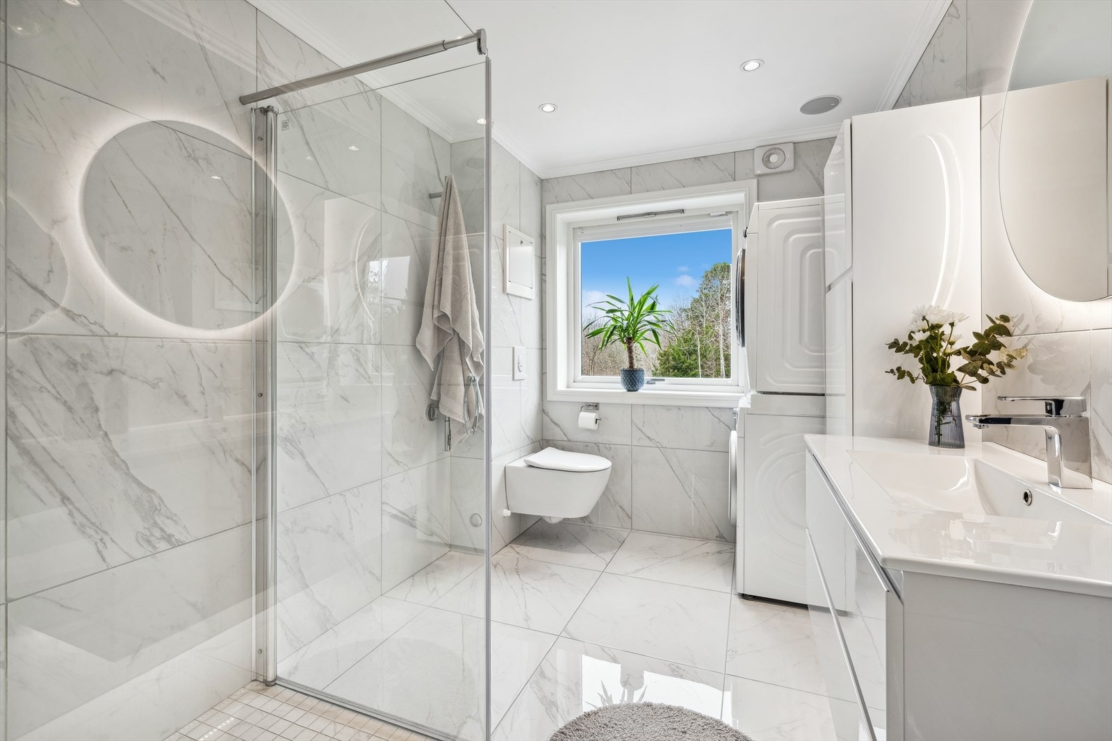 Rålekkert bad som sto ferdig i 2020. Badet kommer med store moderne fliser, varmekabler i gulv, vegghengt toalett og romslig dusjnisje. Galleribilde