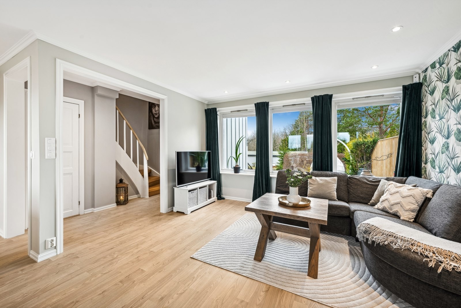 Åpen og luftig stue Galleribilde