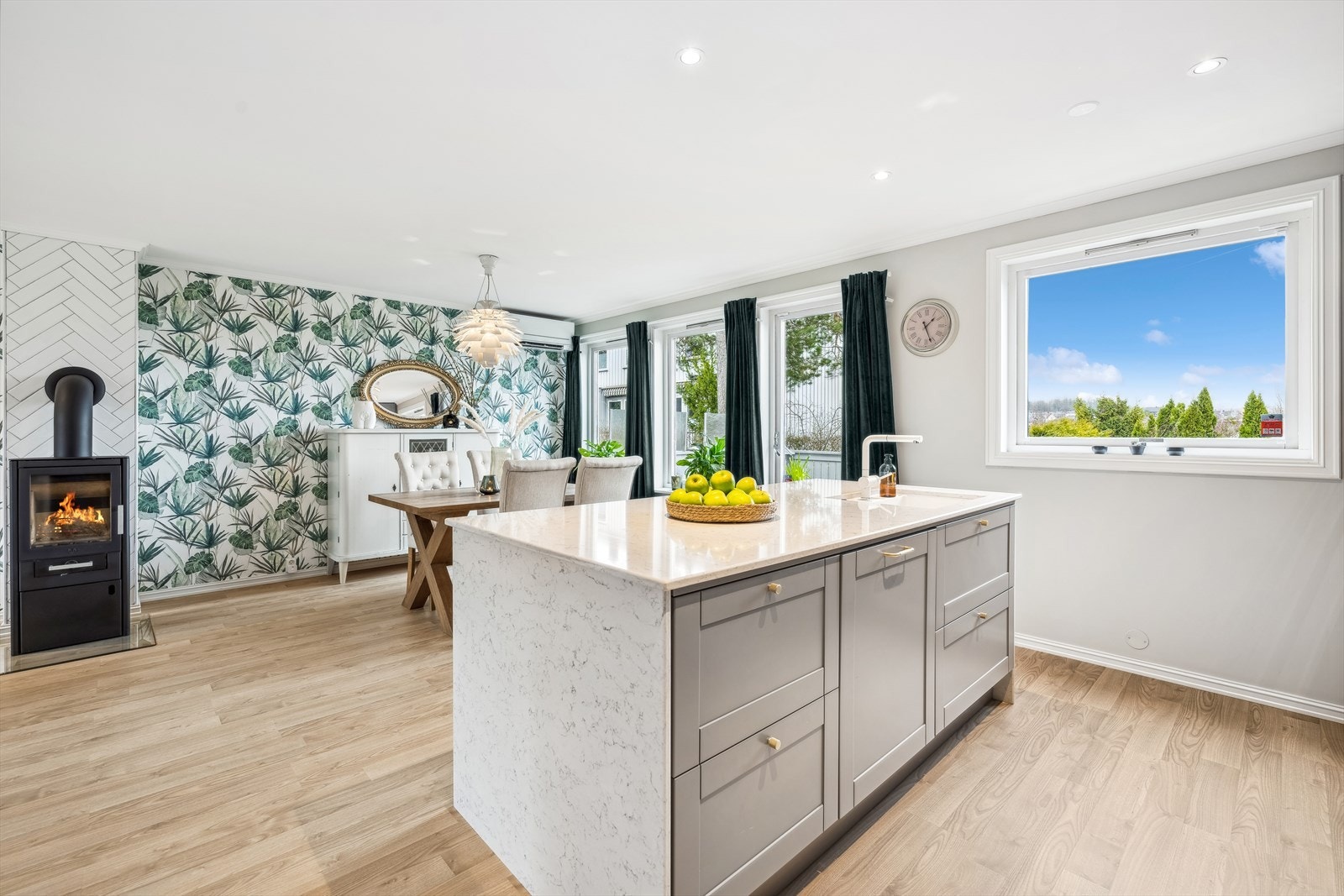 Den åpne løsningen mellom stuene og kjøkkenet gir rommet en skikkelig god flyt og følelse Galleribilde