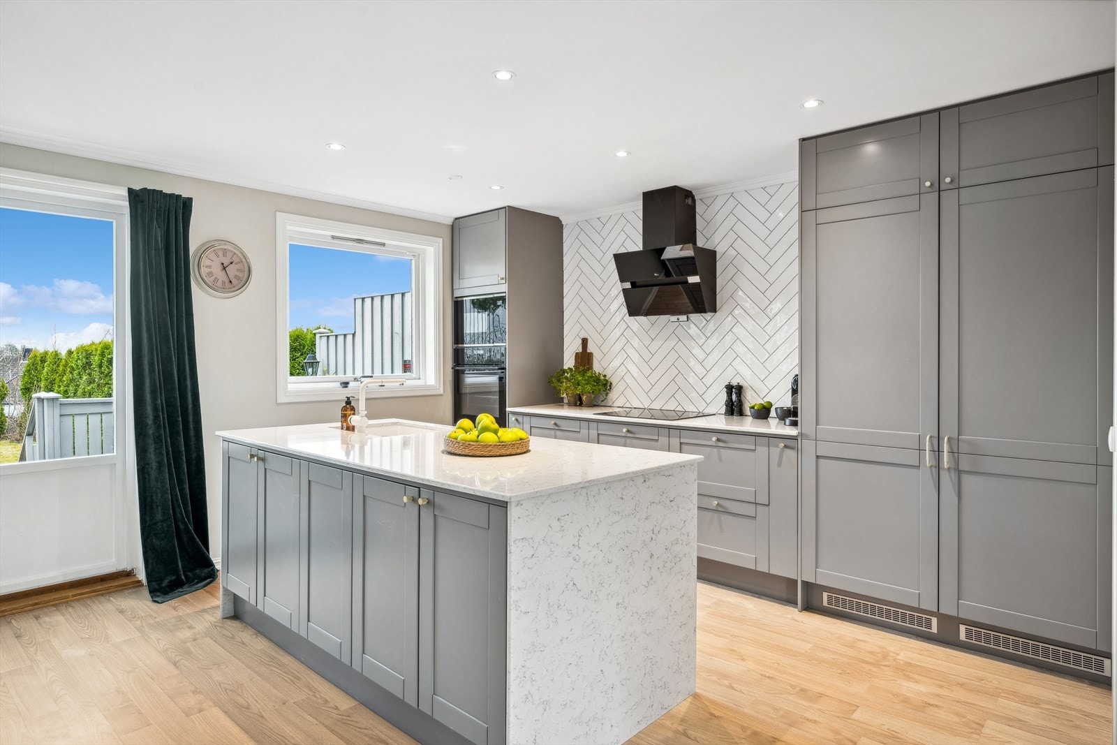 Kjøkkenet kommer med masse skap, skuffe og benkeplass. Her også med kokkens drøm med den store kjøkkenøyen som har skap på begge sider. Galleribilde