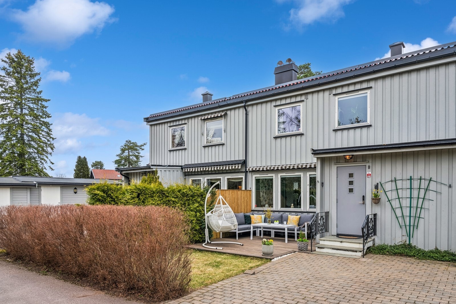 Det koselige inngangspartiet er vendt mot sørvest og det er her man nyter ettermiddagssolen. Galleribilde