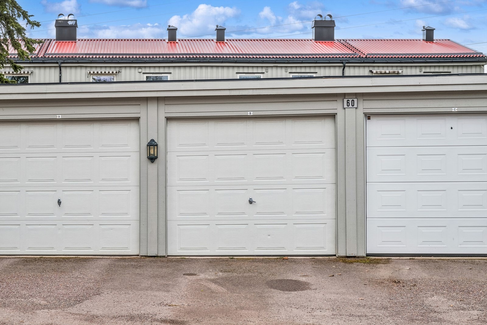 Det medfølger fast garasjeplass. Garasjen har elektrisk portåpner. Galleribilde