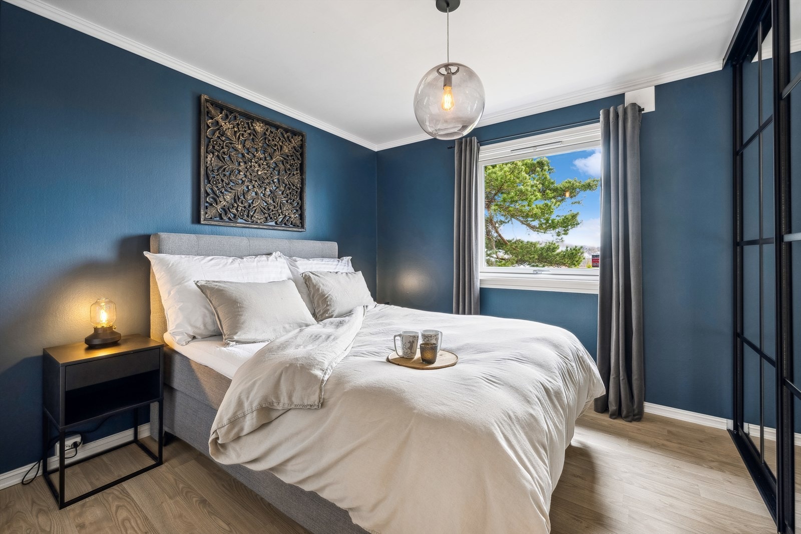 I 2.etasje finner vi de 3 soverommene, hvor man her ser hovedsoverommet. (Soverom 1) Galleribilde