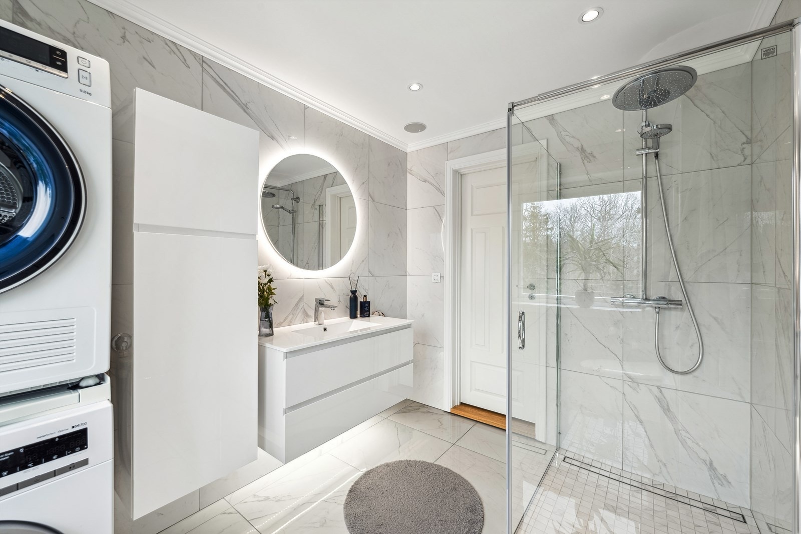 Det er også god lagringsplass i dype skuffer og høyskap. På badet er det også laget opplegg til både vaskemaskin og tørketrommel. Galleribilde