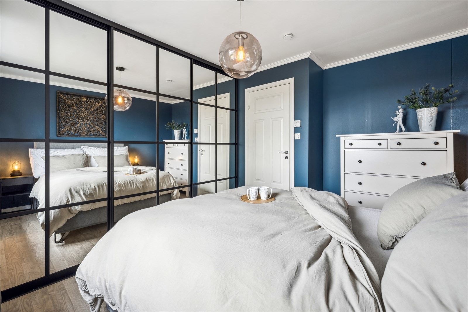 Her har man lagringsplass til alt av klær i en svært romslig og lekker skyvedørsgarderobe. (Soverom 1) Galleribilde