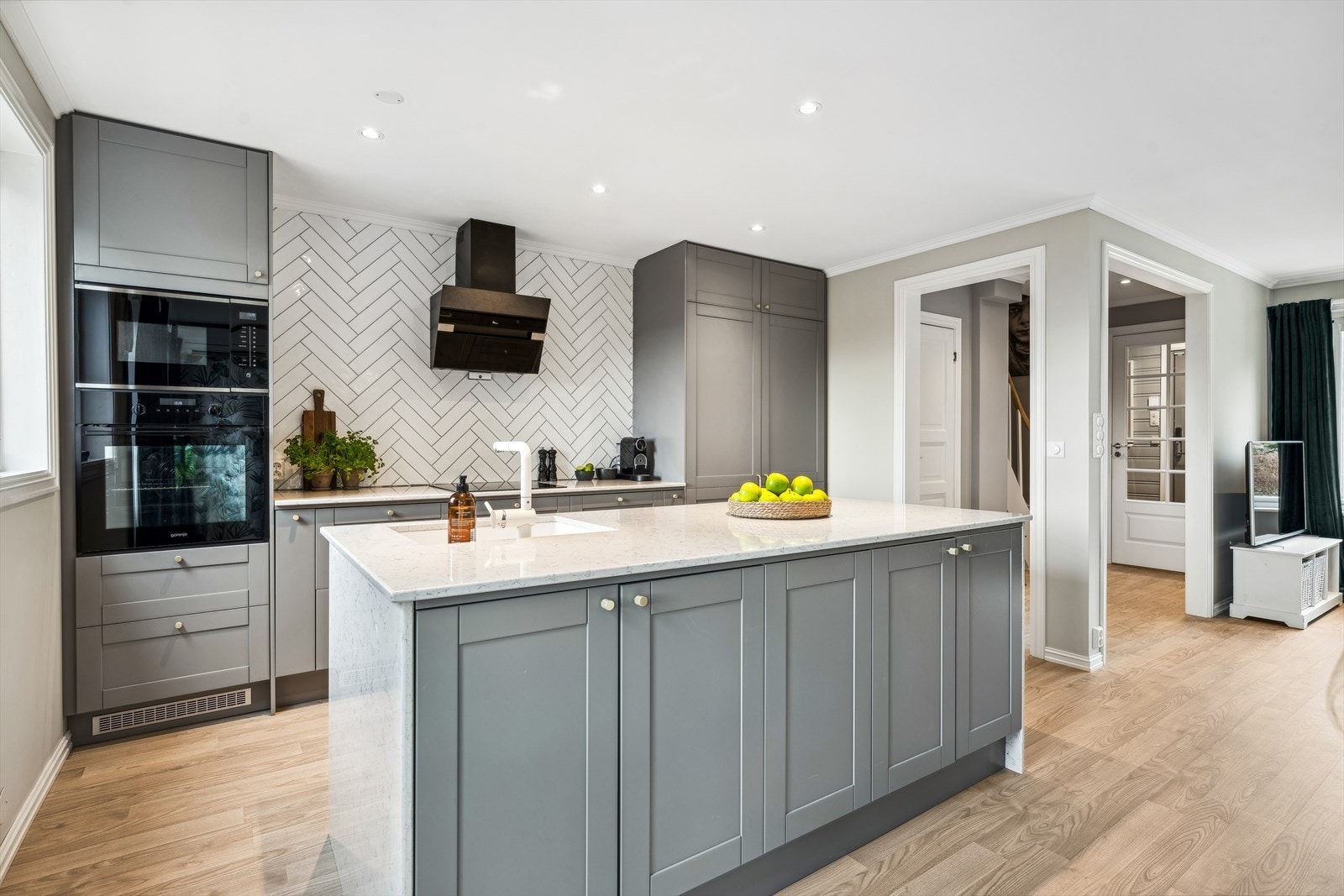 Rålekkert Epoq kjøkken fra 2020 med alt av integrerte hvitevarer. Galleribilde