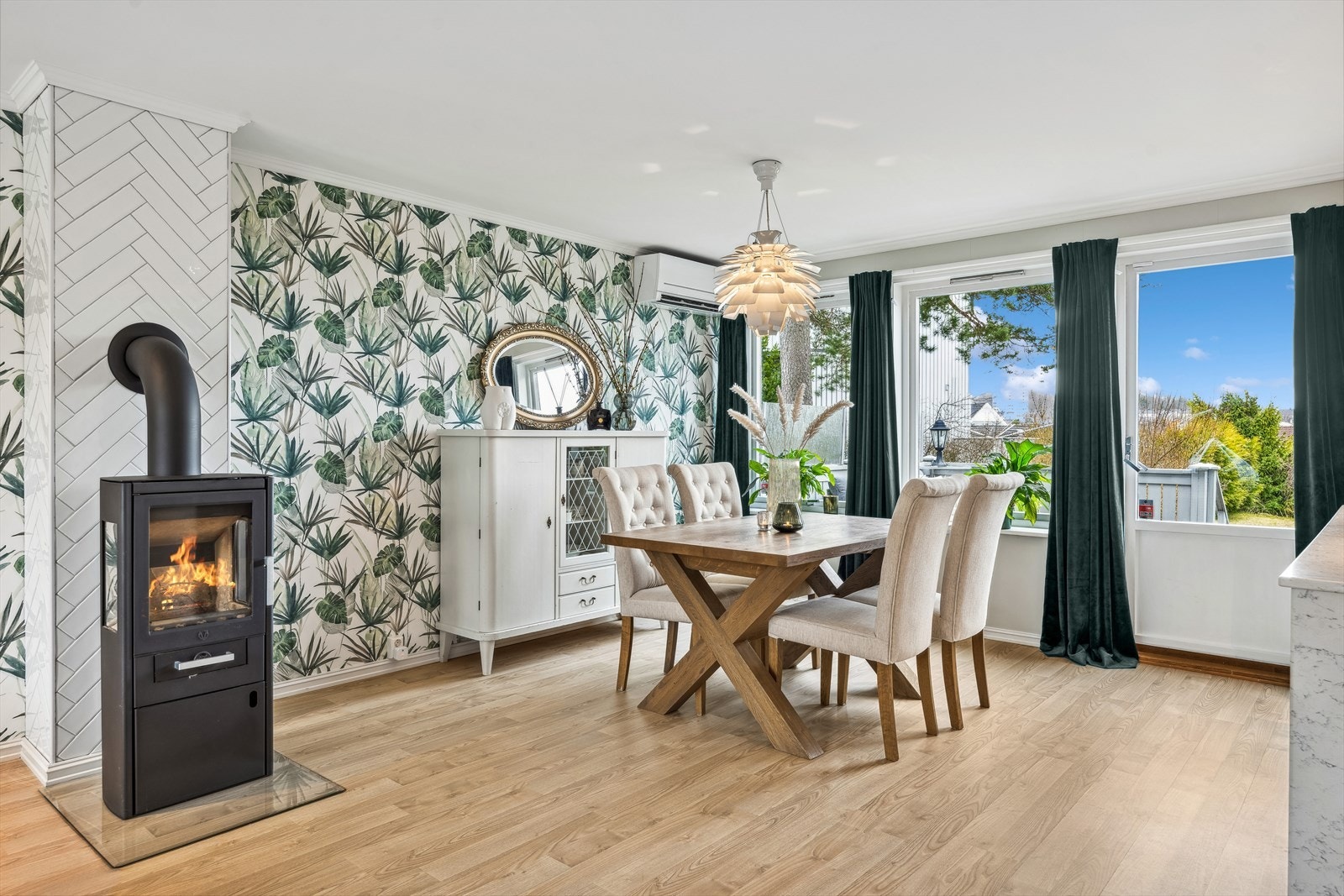 Stuen er også såpass romslig at man enkelt får plass til både TV-stue og spisestue. Her er det også plass til langbord når familie og venner kommer på besøk Galleribilde