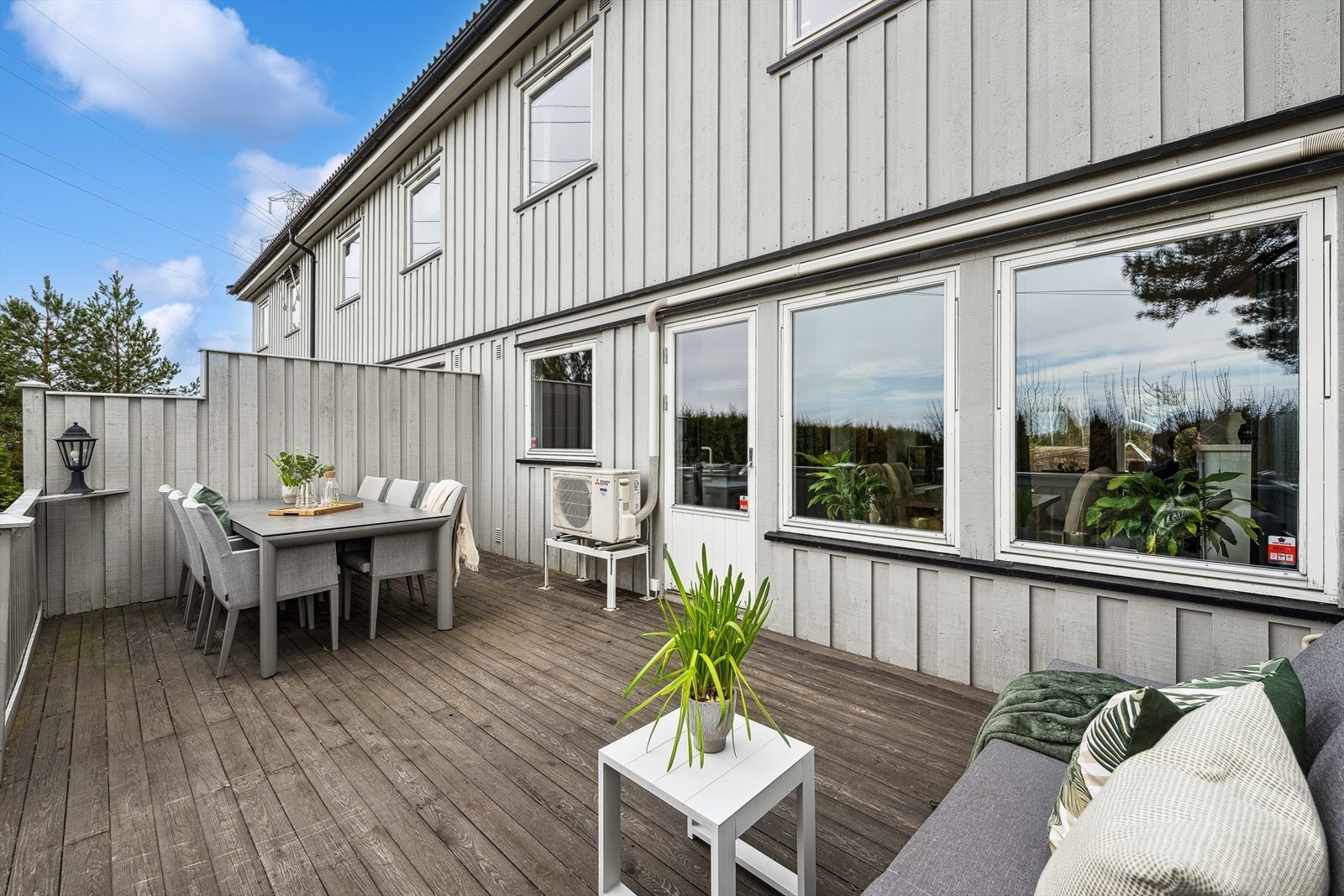 Romslig veranda med plass til både sofakrok og utv. spisebord. Galleribilde