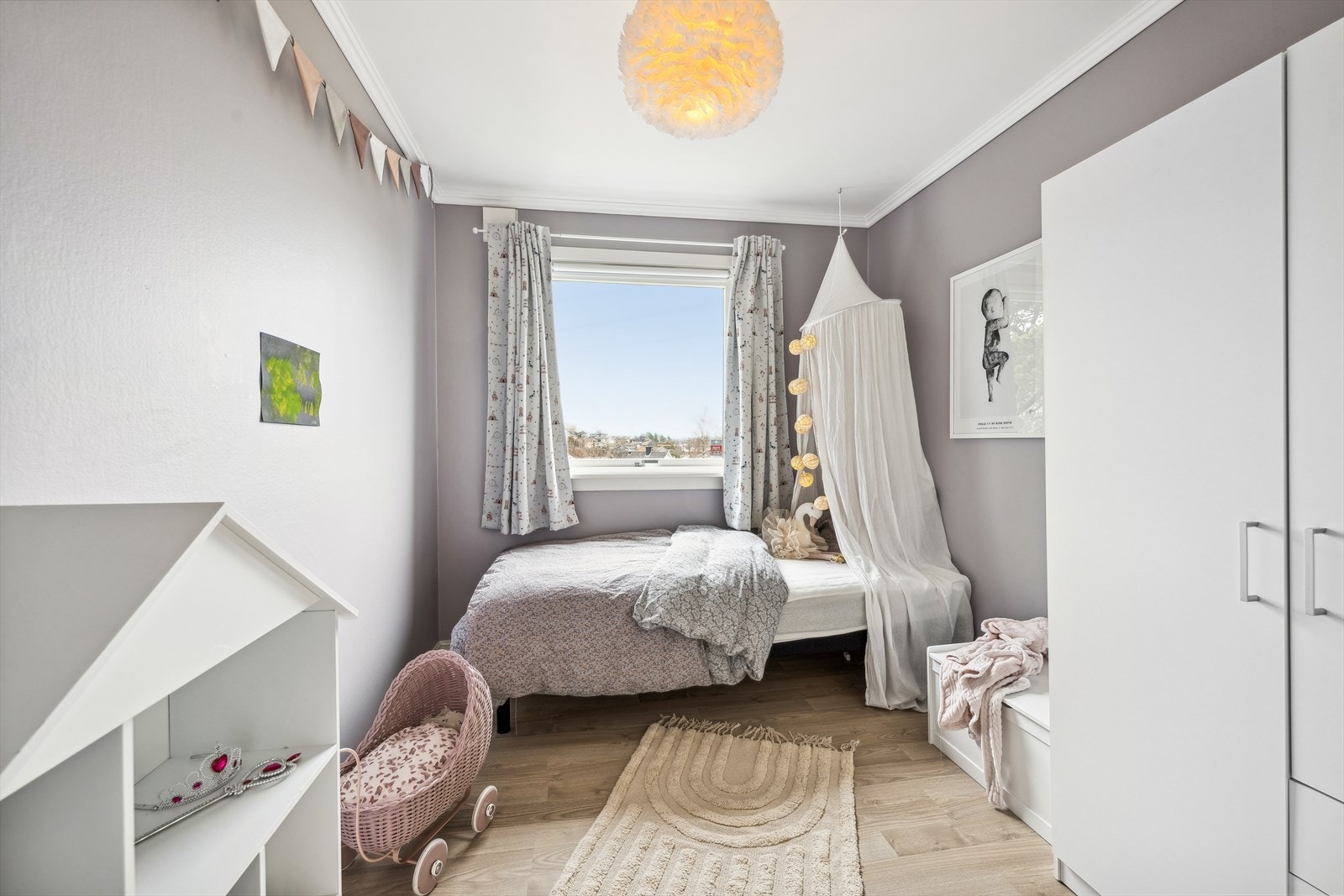 Det tredje soverommet er det minste, men også her får man plass til seng og skrivebord. Ypperlig som barne/gjesterom- eventuelt til hjemmekontor. (Soverom 3) Galleribilde