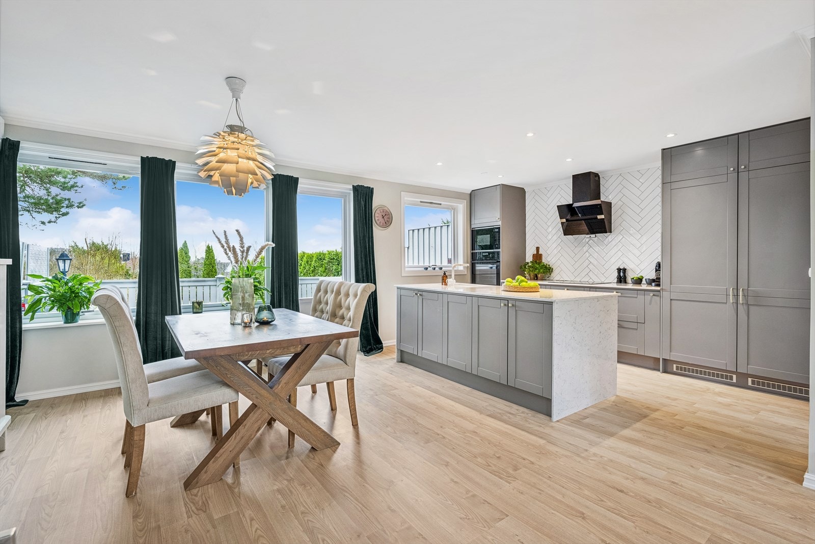 Spisestuen i tilknytning kjøkkenet i åpen løsning Galleribilde