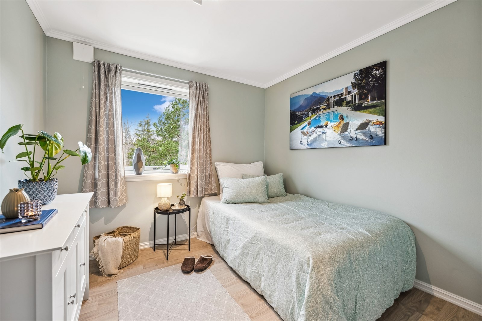 Soverom nr. 2 er også av god størrelse. Her med nok plass til seng, skrivebord mm. (Soverom 2) Galleribilde