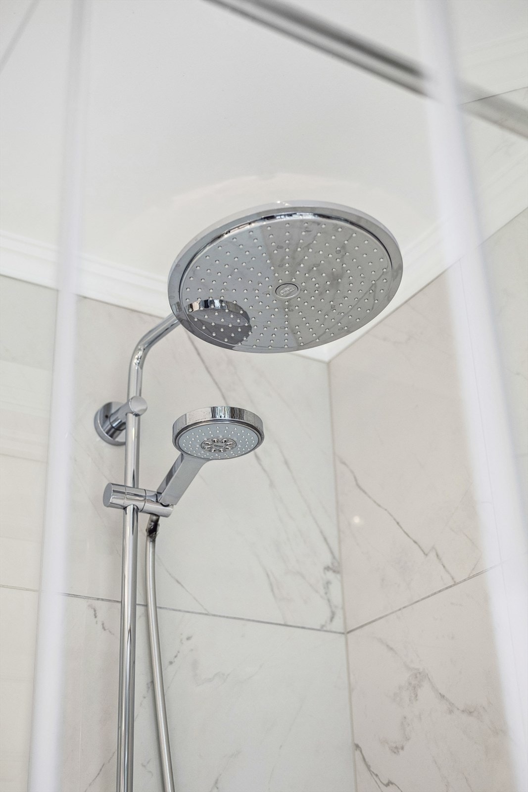 Dusjnisjen byr på både regnfallsdusj og håndholdt dusj. Galleribilde