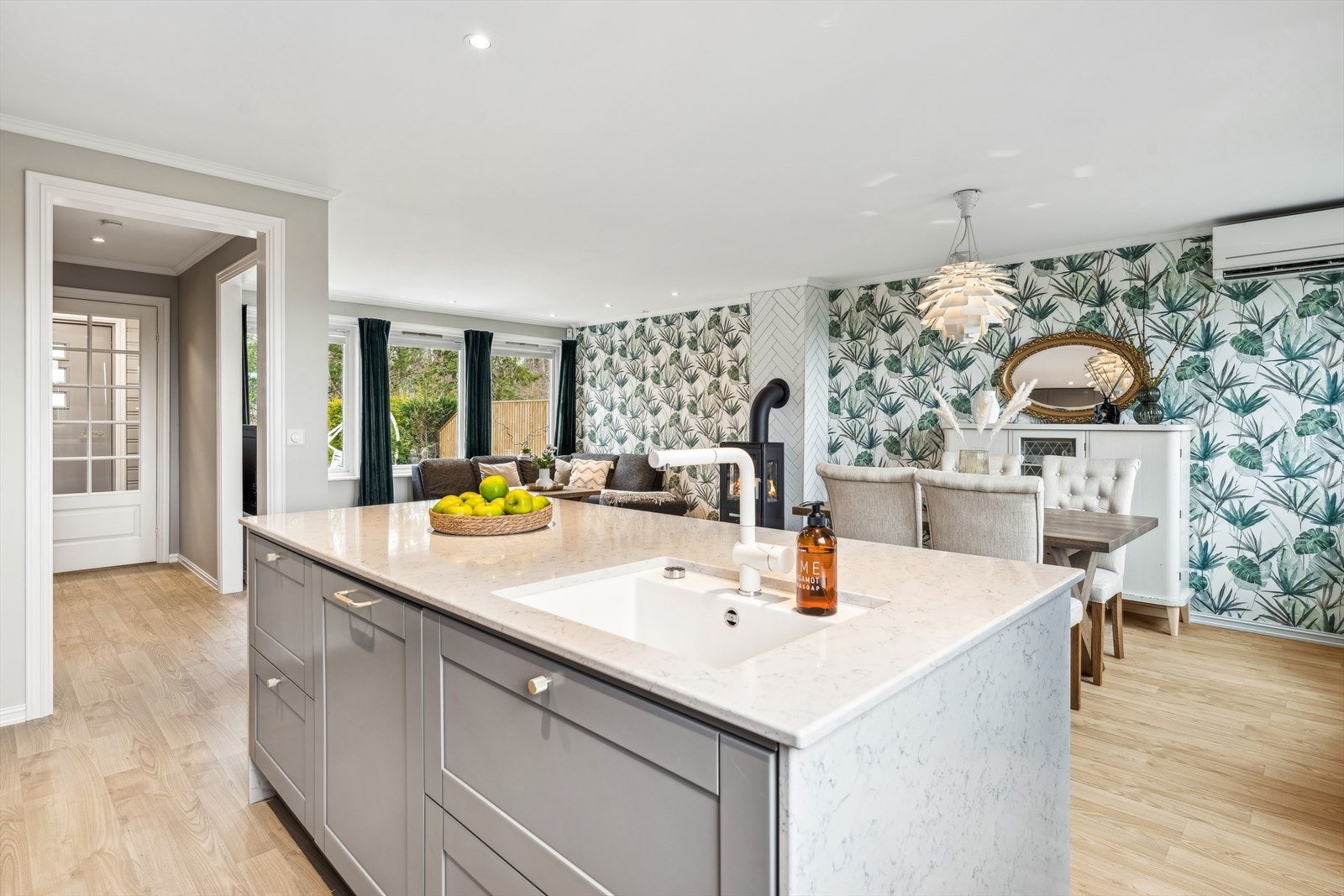 Kjøkkenøyen har også innlagt vann og det er her man finner vasken og oppvaskmaskinen. Galleribilde